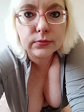 Snapshot of VikaKing chatting on 12/20/25, 10:29 VikaKing online show from 12/20/25, 10:29