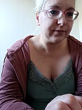 Snapshot of VikaKing chatting on 12/21/25, 10:39 VikaKing online show from 12/21/25, 10:39