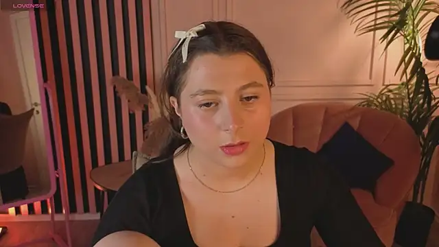 Snapshot of Queen_Michelle_ chatting on 11/24/25, 09:04 Queen Michelle online show from 11/24/25, 09:04