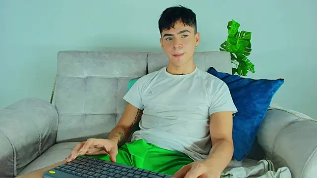 CamiiGuzmanX online show from 10/13/25, 08:21