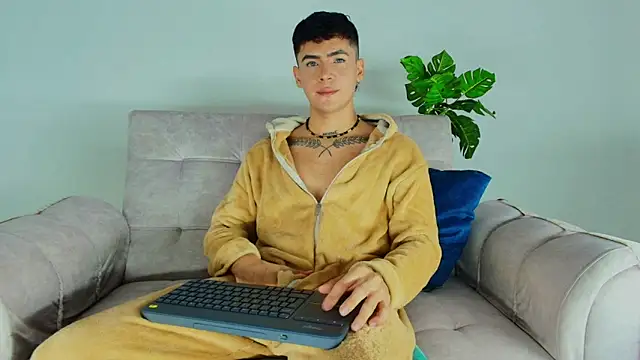 CamiiGuzmanX online show from 10/08/25, 07:58