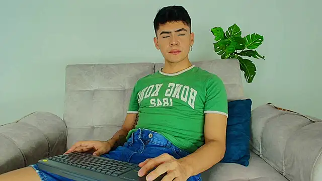 CamiiGuzmanX online show from 10/09/25, 08:09