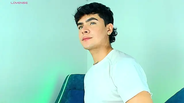 CamiiGuzmanX online show from 12/15/25, 08:14