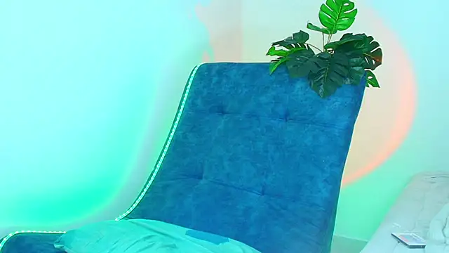 CamiiGuzmanX online show from 10/31/25, 08:27