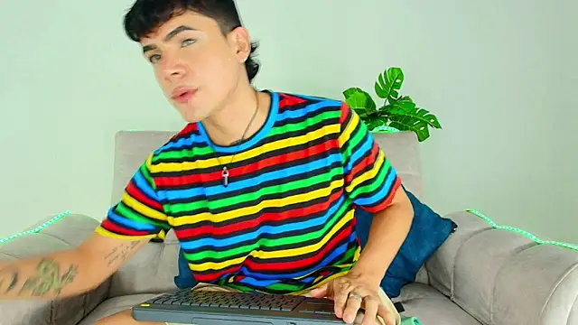 CamiiGuzmanX online show from 09/25/25, 07:31