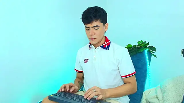 CamiiGuzmanX online show from 11/10/25, 08:25