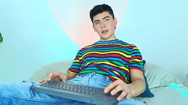 CamiiGuzmanX online show from 10/21/25, 07:46