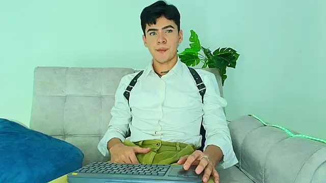 CamiiGuzmanX online show from 09/29/25, 08:58