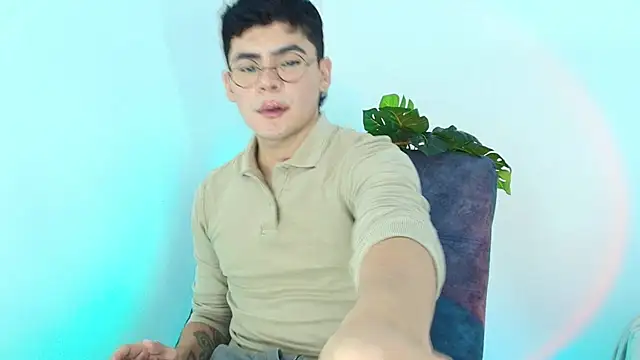 CamiiGuzmanX online show from 10/23/25, 08:29