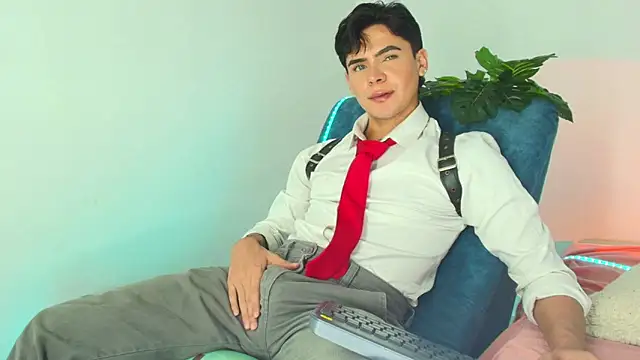 CamiiGuzmanX online show from 12/04/25, 07:35