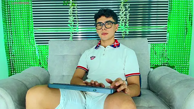 CamiiGuzmanX online show from 03/25/26, 08:52