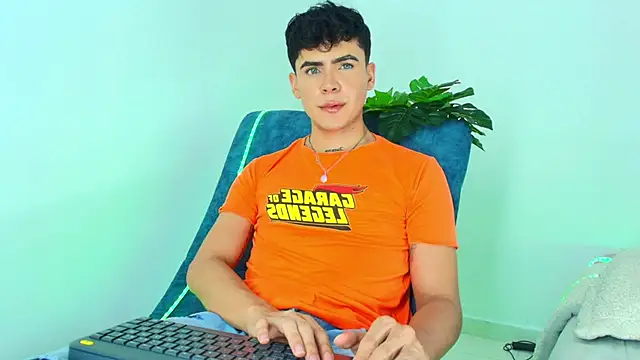 CamiiGuzmanX online show from 11/19/25, 08:20