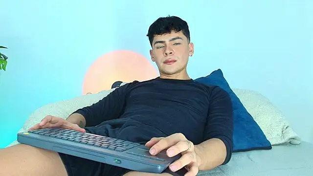 CamiiGuzmanX online show from 10/25/25, 09:26