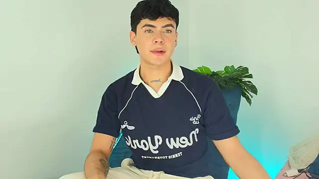 CamiiGuzmanX online show from 12/02/25, 08:32