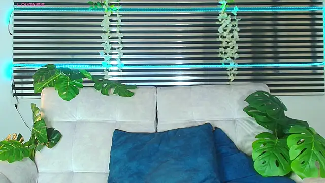 CamiiGuzmanX online show from 05/18/26, 04:23