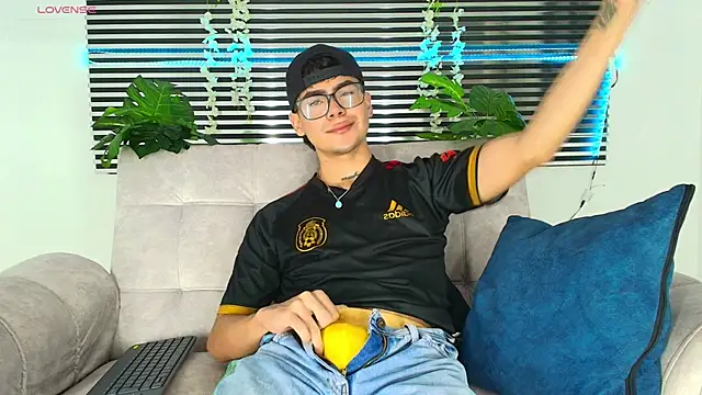 CamiiGuzmanX online show from 12/22/25, 08:31