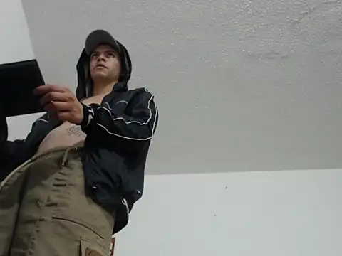 Snapshot of Thomasjons_ chatting on 10/27/25, 07:42 Thomasjons online show from 10/27/25, 07:42