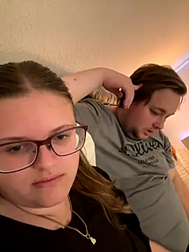 Snapshot of CurvyPaar2 chatting on 09/19/25, 04:11 CurvyPaar2 online show from 09/19/25, 04:11