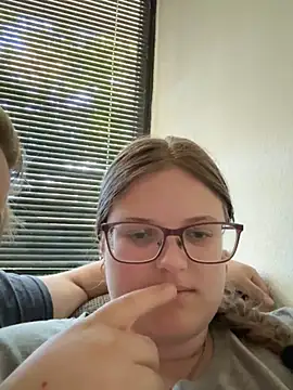 Snapshot of CurvyPaar2 chatting on 09/28/25, 08:43 CurvyPaar2 online show from 09/28/25, 08:43