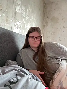 Snapshot of CurvyPaar2 chatting on 02/18/26, 10:12 CurvyPaar2 online show from 02/18/26, 10:12