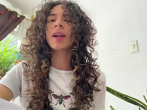 Snapshot of camille_delrey chatting on 10/26/25, 06:08 camille delrey online show from 10/26/25, 06:08