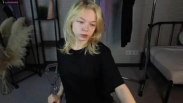 MillaHolt online show from 10/01/25, 01:33