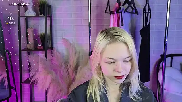 MillaHolt online show from 11/10/25, 08:19