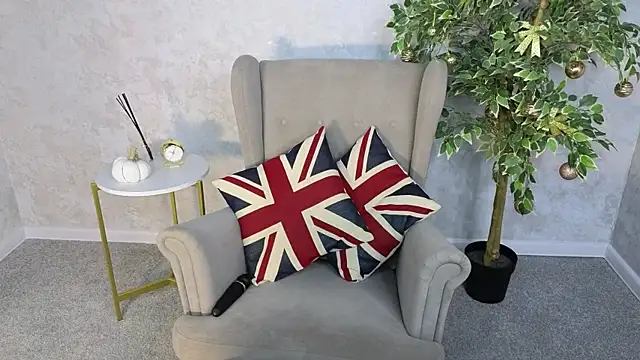 MillaHolt online show from 12/17/25, 09:03