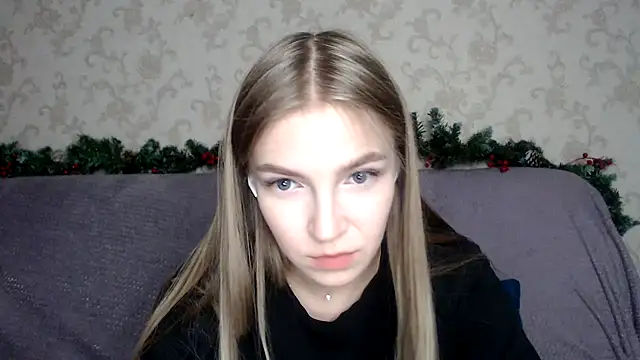 HitGyrl online show from 12/15/25, 03:40