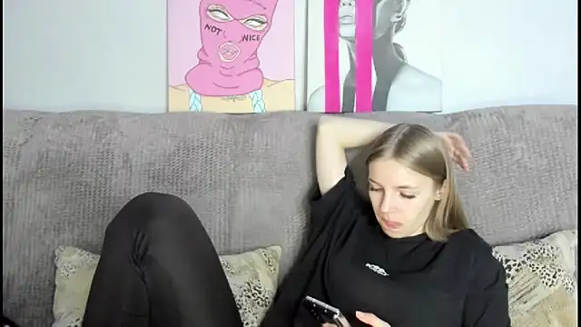 HitGyrl online show from 11/27/25, 01:17