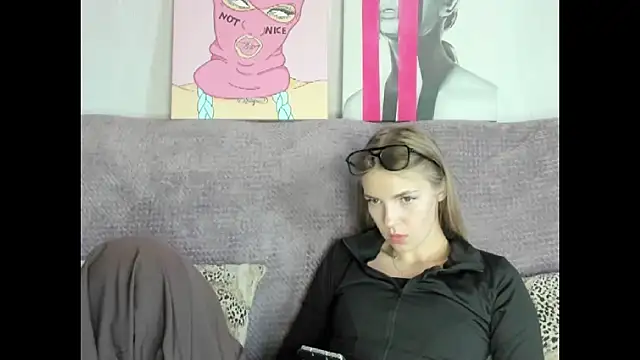 Snapshot of HitGyrl chatting on 09/28/25, 02:07 HitGyrl online show from 09/28/25, 02:07