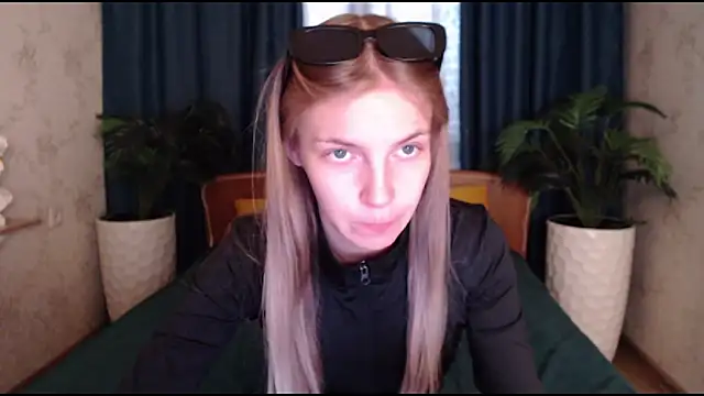 Snapshot of HitGyrl chatting on 10/22/25, 08:36 HitGyrl online show from 10/22/25, 08:36