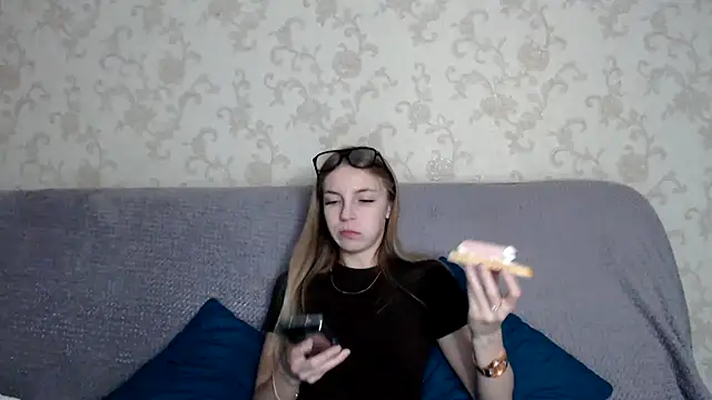 HitGyrl online show from 11/13/25, 01:09