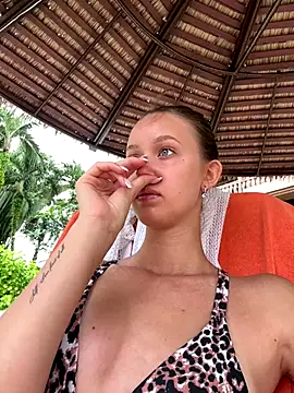 Snapshot of ElliRose chatting on 10/21/25, 07:19 ElliRose online show from 10/21/25, 07:19