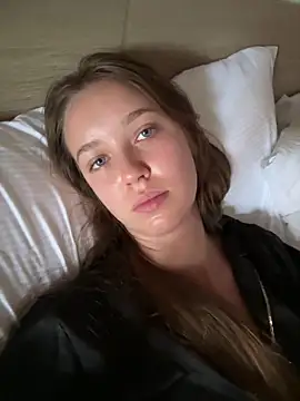 Snapshot of ElliRose chatting on 10/24/25, 02:43 ElliRose online show from 10/24/25, 02:43