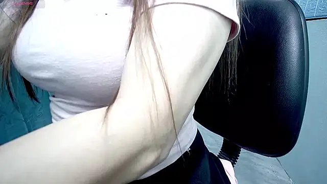 Snapshot of _Sara_768 chatting on 11/29/25, 01:22 Sara 768 online show from 11/29/25, 01:22