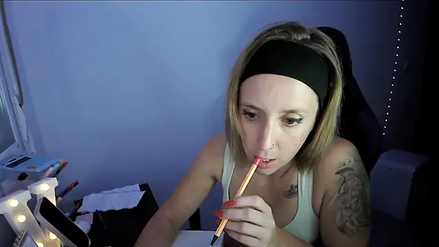 Snapshot of violetofsecret chatting on 10/17/25, 10:33 violetofsecret online show from 10/17/25, 10:33