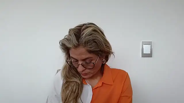 Snapshot of linda-mature43 chatting on 09/19/25, 03:27 linda-mature43 online show from 09/19/25, 03:27