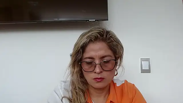 Snapshot of linda-mature43 chatting on 10/15/25, 05:10 linda-mature43 online show from 10/15/25, 05:10
