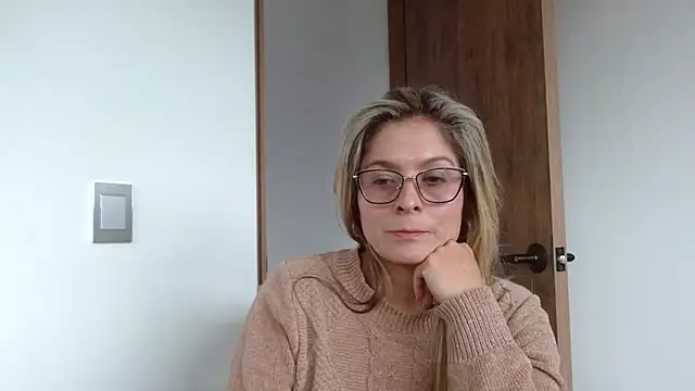 Snapshot of linda-mature43 chatting on 10/21/25, 05:56 linda-mature43 online show from 10/21/25, 05:56