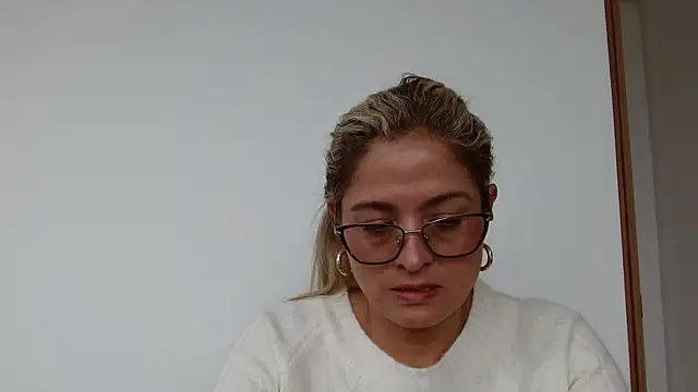 Snapshot of linda-mature43 chatting on 09/30/25, 05:52 linda-mature43 online show from 09/30/25, 05:52