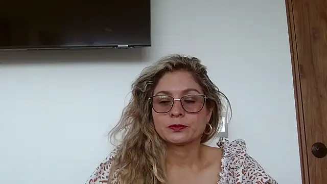 Snapshot of linda-mature43 chatting on 10/13/25, 04:41 linda-mature43 online show from 10/13/25, 04:41