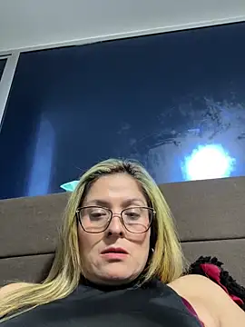 Snapshot of linda-mature43 chatting on 10/18/25, 03:41 linda-mature43 online show from 10/18/25, 03:41