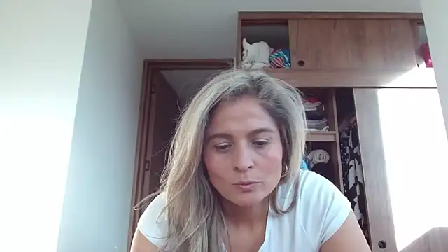 Snapshot of linda-mature43 chatting on 09/13/25, 10:10 linda-mature43 online show from 09/13/25, 10:10