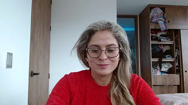 Snapshot of linda-mature43 chatting on 09/15/25, 06:52 linda-mature43 online show from 09/15/25, 06:52