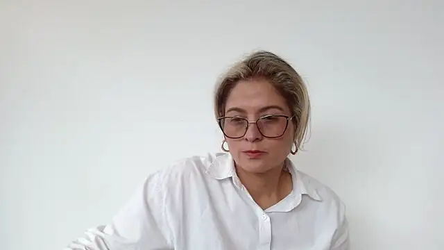 Snapshot of linda-mature43 chatting on 10/03/25, 04:30 linda-mature43 online show from 10/03/25, 04:30