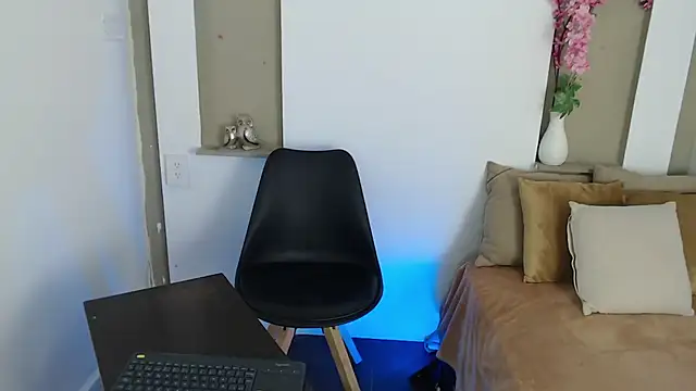 Michellee 20 online show from 12/18/25, 01:04