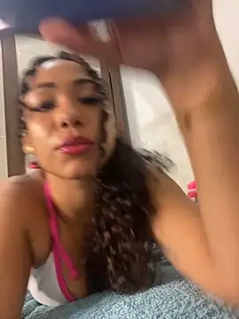Snapshot of jhennyfer chatting on 10/15/25, 04:00 jhennyfer online show from 10/15/25, 04:00