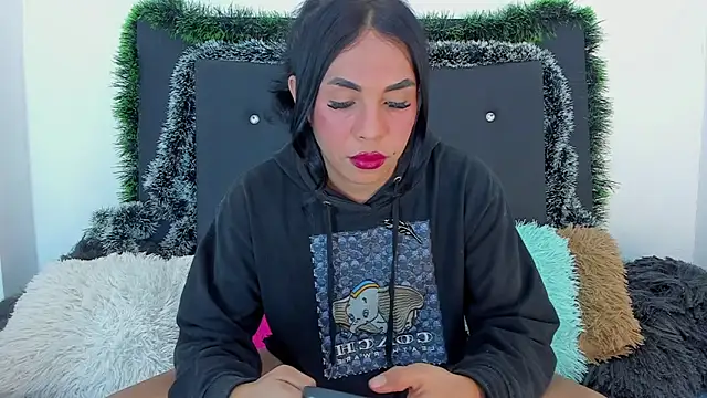 Snapshot of Adrianna_Arias chatting on 12/22/25, 12:11 Adrianna Arias online show from 12/22/25, 12:11