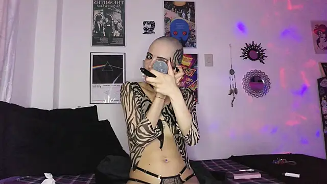 plutonbluemooon333 online show from 09/10/25, 11:48